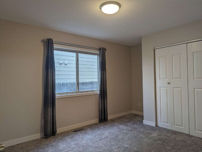 Building Photo - Desirable 3bdrm/3 bath in NW Longmont!