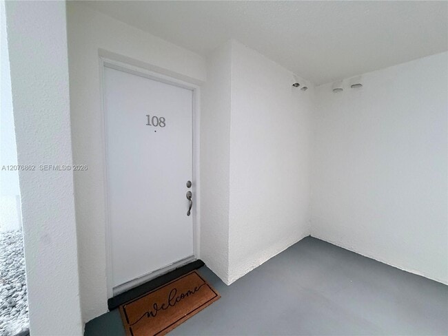 Building Photo - 9731 Fontainebleau Blvd