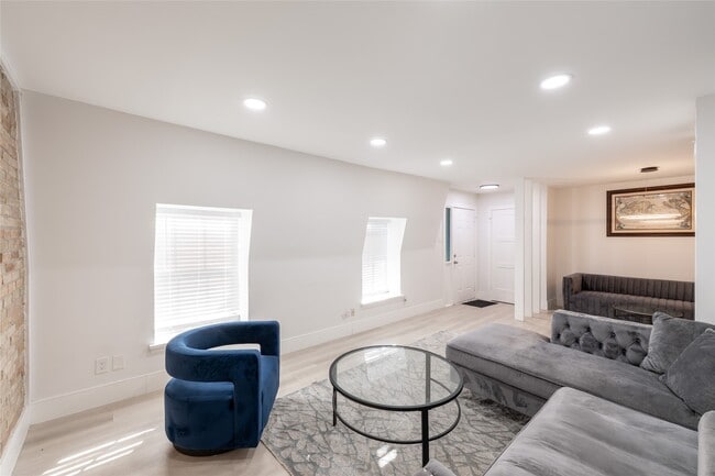 Building Photo - 2601 Marilee Ln