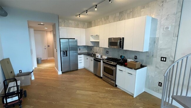 Building Photo - 150 E Robinson St