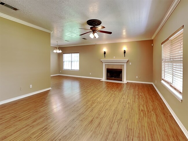 Building Photo - 906 Crystal River Rd