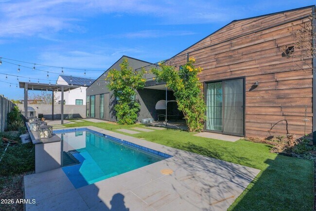 Building Photo - 8430 S 10th Ln