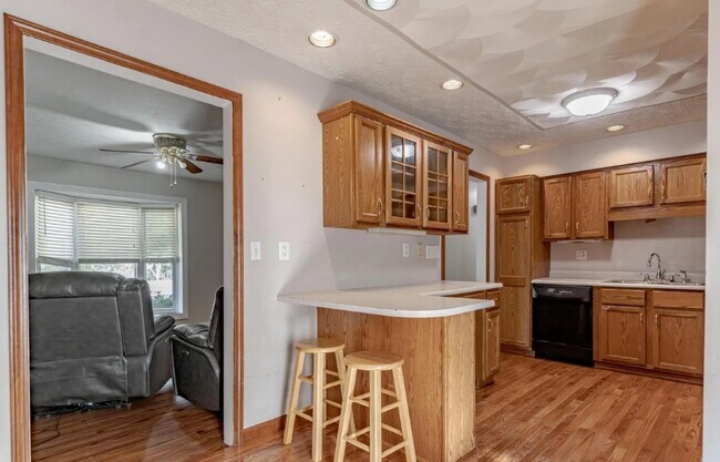 Building Photo - El Rancho