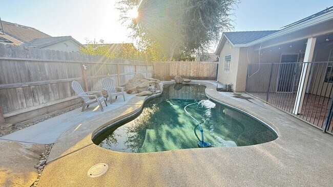 Building Photo - 3-bedroom, 2-bathroom home located in the ...