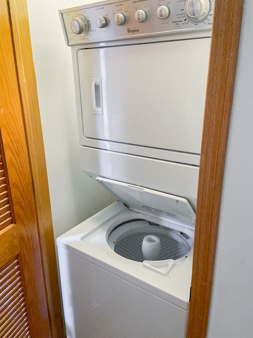 Building Photo - 1319 W Belmont Ave