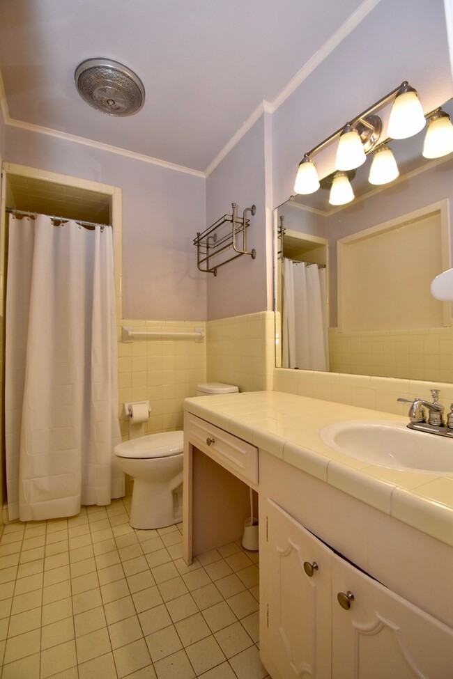 Building Photo - Spacious 4 bedroom 3 bathroom home with large yard and 2 car garage