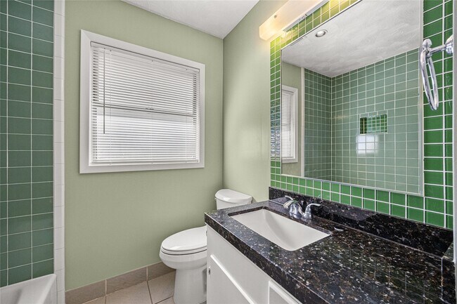 Building Photo - 2018 Woodvine Dr