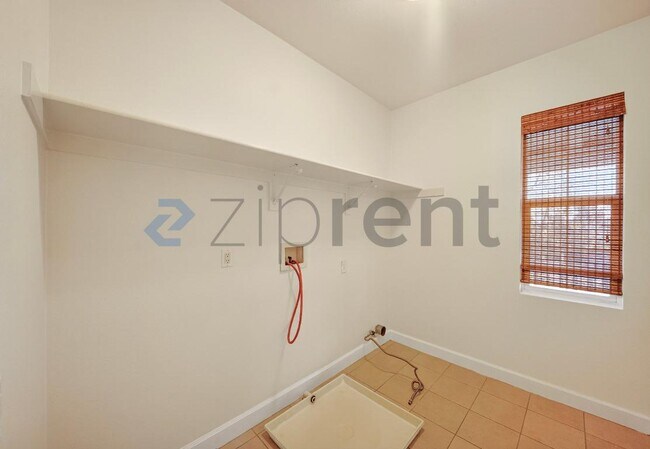 Building Photo - 4183 Vía Napoli