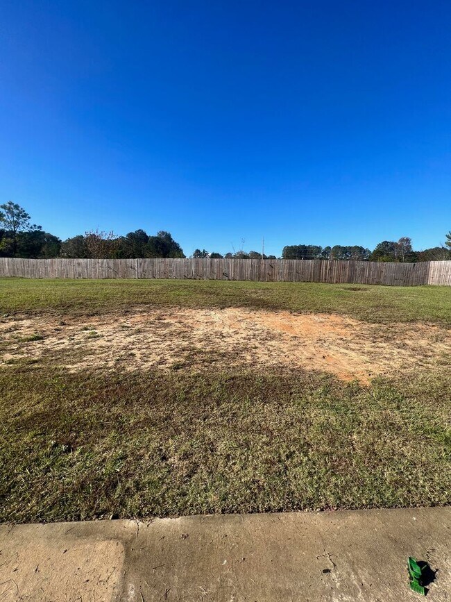 Building Photo - PRICE REDUCED! - 4 Bedroom/2 Bathroom  Home in Thomson, Georgia just off the Bypass