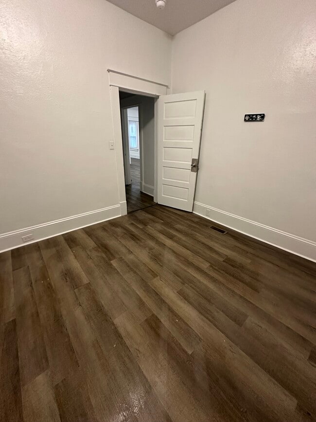 Building Photo - 617 Pender St