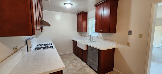 Building Photo - 2 Bedroom 1.5 Bathroom Home in S. Land Park with Updated Kitchen