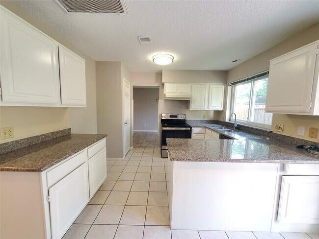 Building Photo - 3323 Green Fields Dr