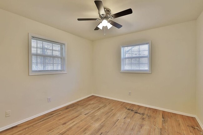 Building Photo - Newly Renovated Duplex