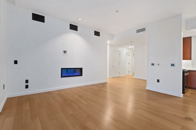 Building Photo - Exquisite 1BD/1.5BTH Condo Unit in the Pea...