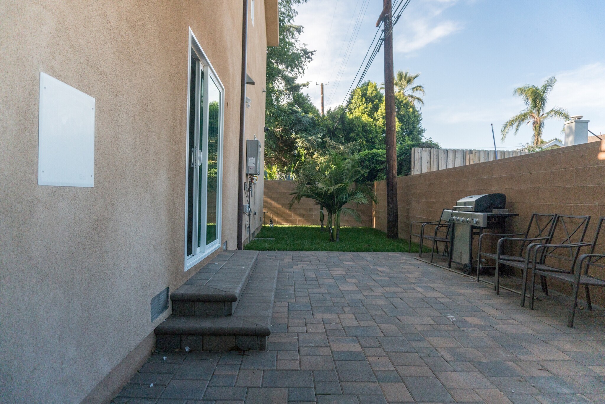 Building Photo - 6850 Encino Ave