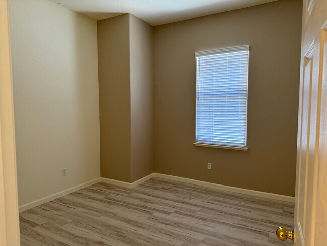 Building Photo - 877 Emerald Hills Cir