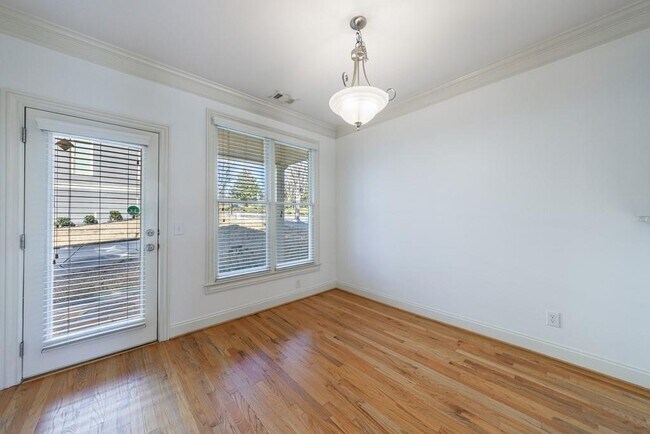Building Photo - 970 Samples Ln NW