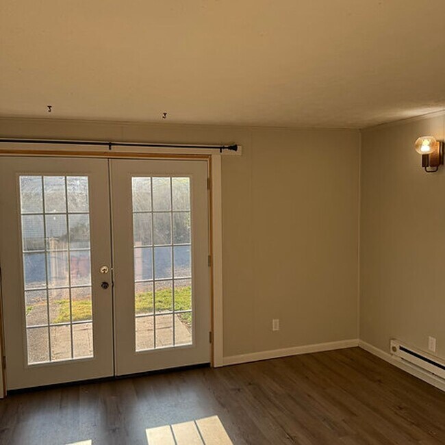 Building Photo - 319 N Elm St