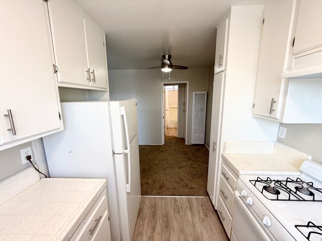 Building Photo - 1 Bedroom. Brand new flooring and paint!
