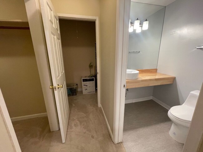 Building Photo - Spacious Updated Two Bedroom Condo in Wate...