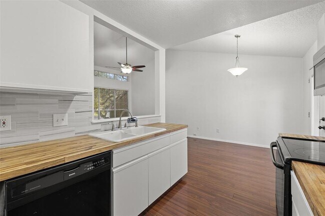 Building Photo - 1015 E Yager Ln