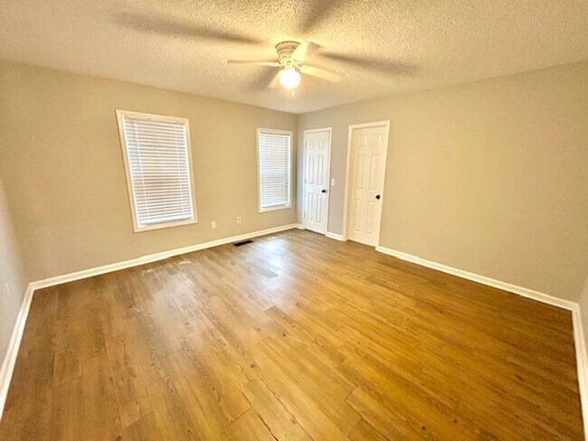 Building Photo - Beautiful Townhome in the Heart of Madison! MOVE IN SPECIAL!