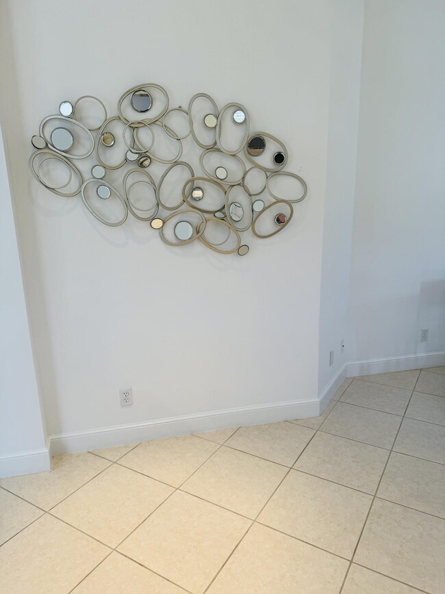 Building Photo - 156 Esperanza Way
