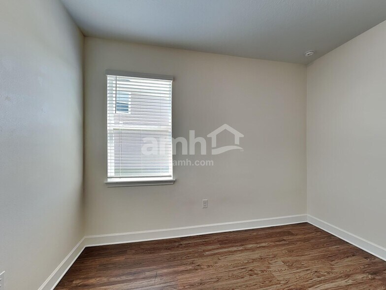 Building Photo - 327 Pine Terrace Dr