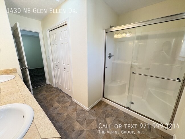 Building Photo - 1430 NE Glen Ellen Dr