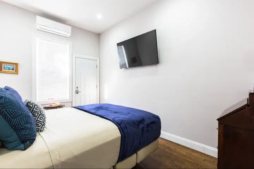 Building Photo - 288 Hendrix St