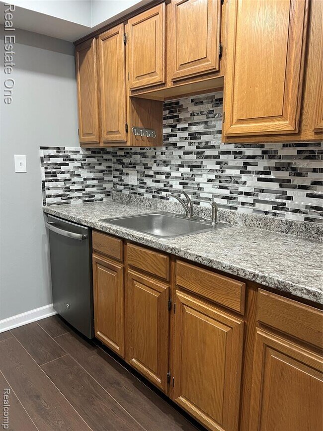 Building Photo - 754 E Fox Hills Dr