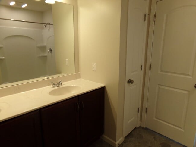 Building Photo - 3 bedroom, 2.5 Bathroom Townhouse in Gray's Pointe Neighborhood