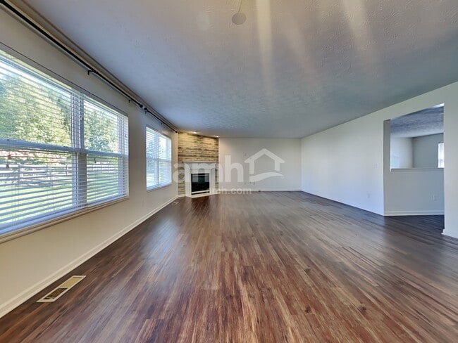 Building Photo - 5891 Eagle Creek Ct