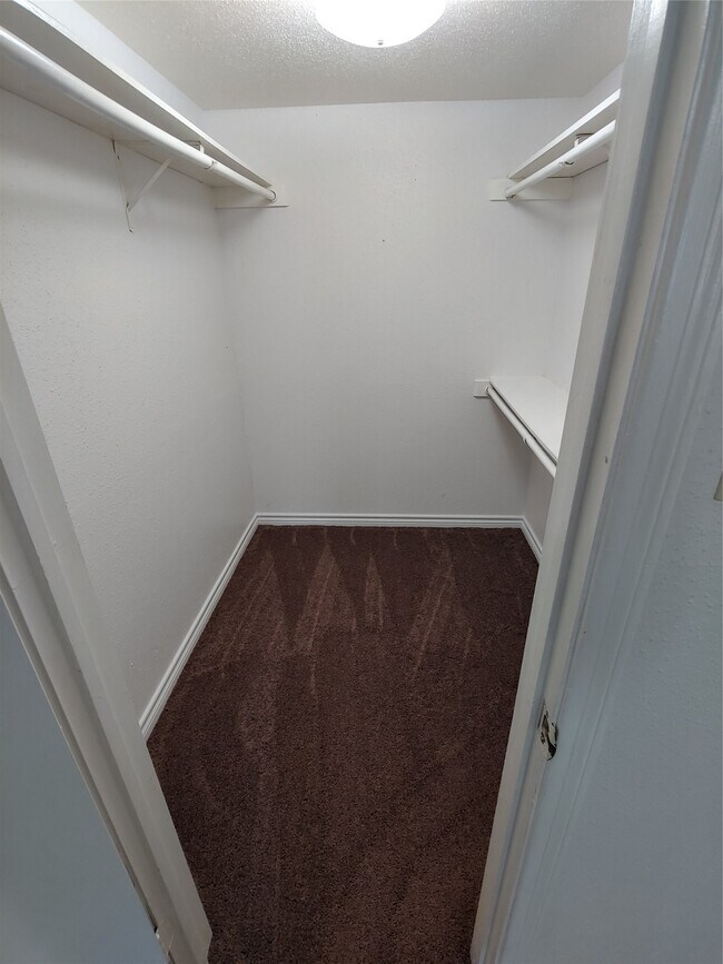 Building Photo - 9700 Leawood Blvd