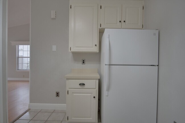 Building Photo - Beautiful 2-Bedroom, 2-Bath Duplex Near Ho...