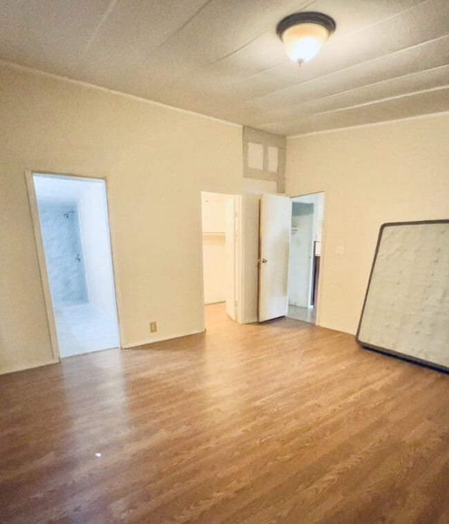 Building Photo - 491 E Sherwood Dr