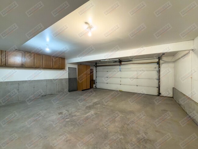 Building Photo - 3 bedroom, 2.5 bath Single-Family Home