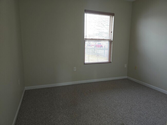 Building Photo - 3 bed 2 bath