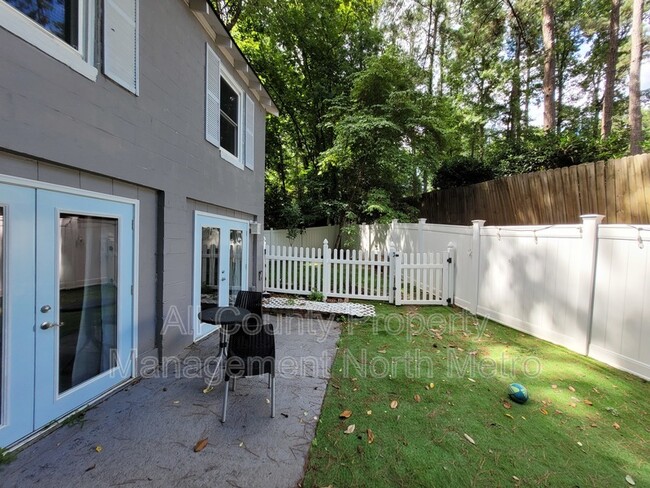 Building Photo - 5606 Roberts Dr