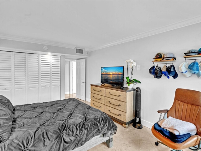 Building Photo - 1150 Hillsboro Mile