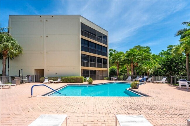 Building Photo - 221 NE Plantation Rd