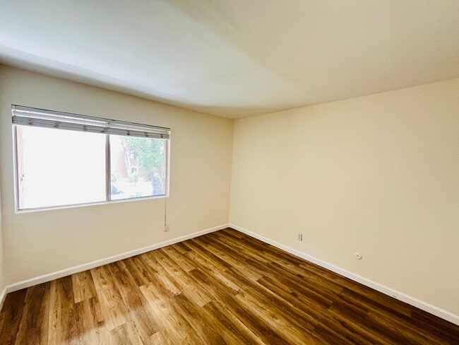Building Photo - 2 Bedroom, 2 Bathroom South Coast Villas Second Floor Condo