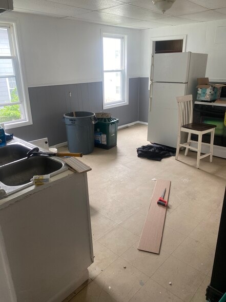 Primary Photo - 8 E Kendall St