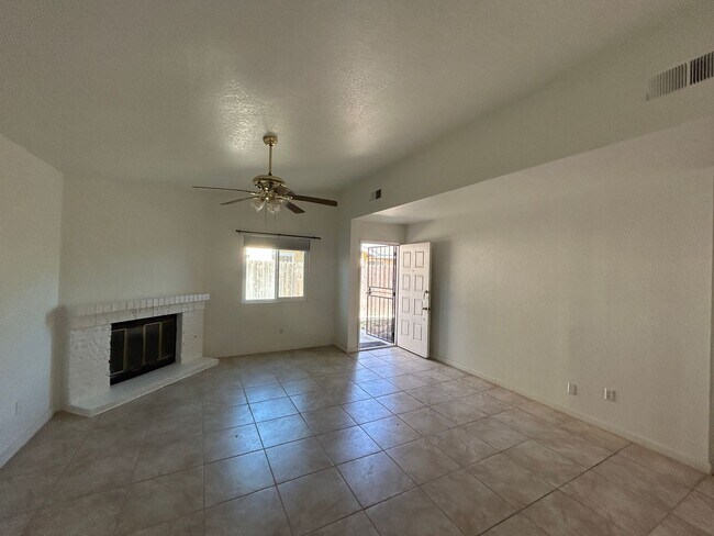 Building Photo - Great 3 bedroom 2 bath in Visalia ready fo...