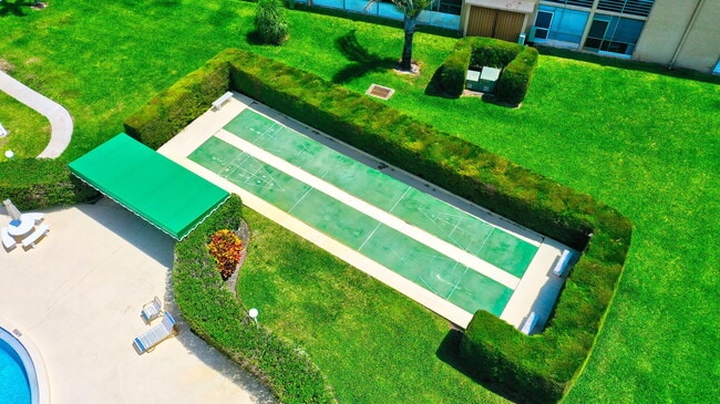 Building Photo - 700 Village Green Ct