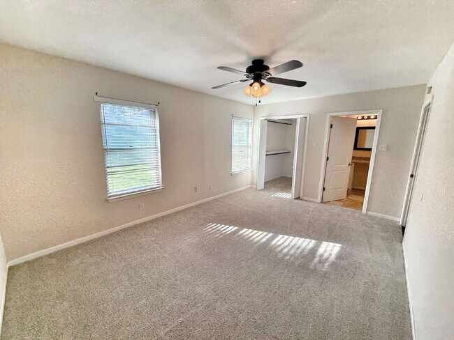 Building Photo - Charming 3-Bedroom Home with Spacious Layo...