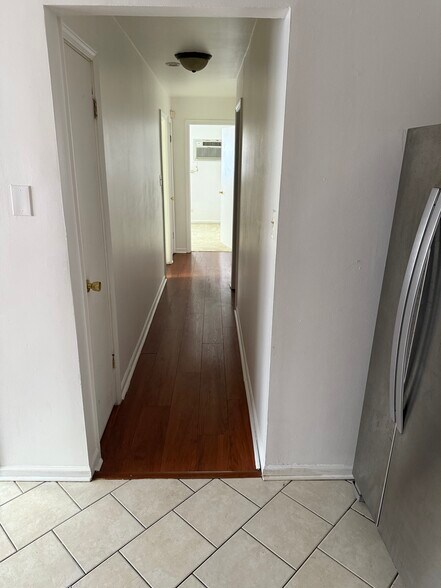 Building Photo - 1016 E 150th Pl