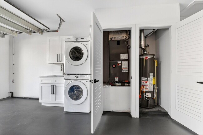 Building Photo - 1410 Beta Ct N