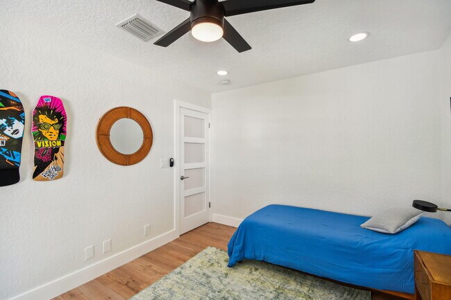 Building Photo - 702 NE 10th Ave