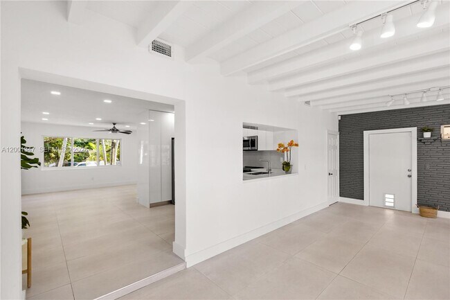 Building Photo - 6605 SW 61st St